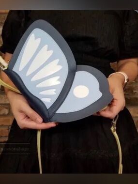 KATE SPADE NEW YORK
BONNIE BUTTERFLY
CROSSBODY IN BLUE MULTI.